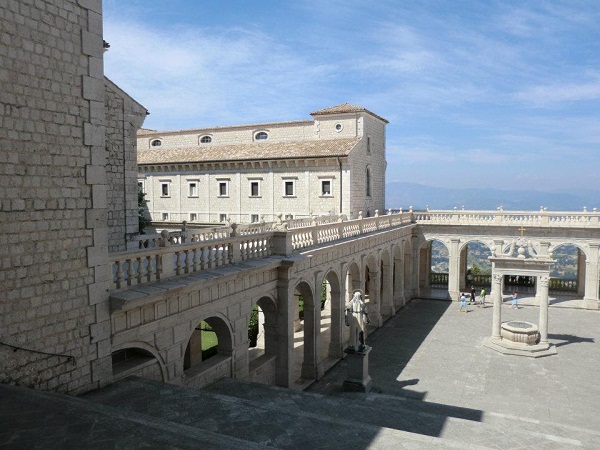 531426_438887116132723_523764015_nsmall