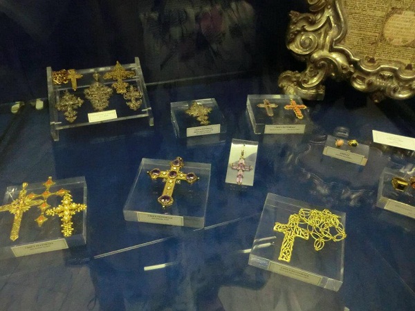 599627_438888496132585_1382111705_nsmall